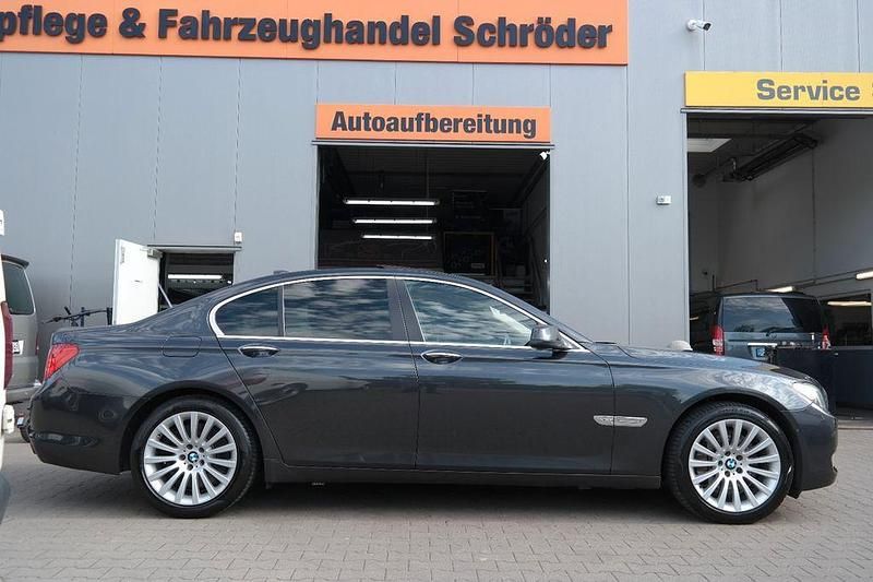 Gebraucht BMW 750 Sport Line 408 PS (300 kW) 2009 Grau Limousine