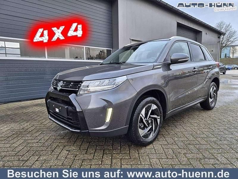 Titan dark gray pearl metallic Neu 2025 Suzuki Vitara Comfort+ SUV | 27.490 € (Guter Preis) - Bild 1/4