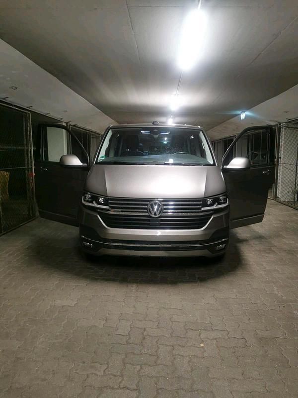 Beige Gebraucht 2021 VW Multivan Van / Kleinbus | 49.999 € (Superpreis) - Bild 1/4