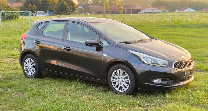 Schwarz Gebraucht 2013 Kia Ceed Limousine | 5.299 € (Fairer Preis) - Bild 1/4