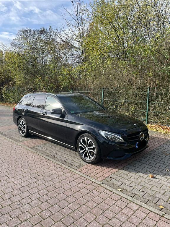 Schwarz Gebraucht 2015 Mercedes 200 Limousine | 13.700 € - Bild 1/4