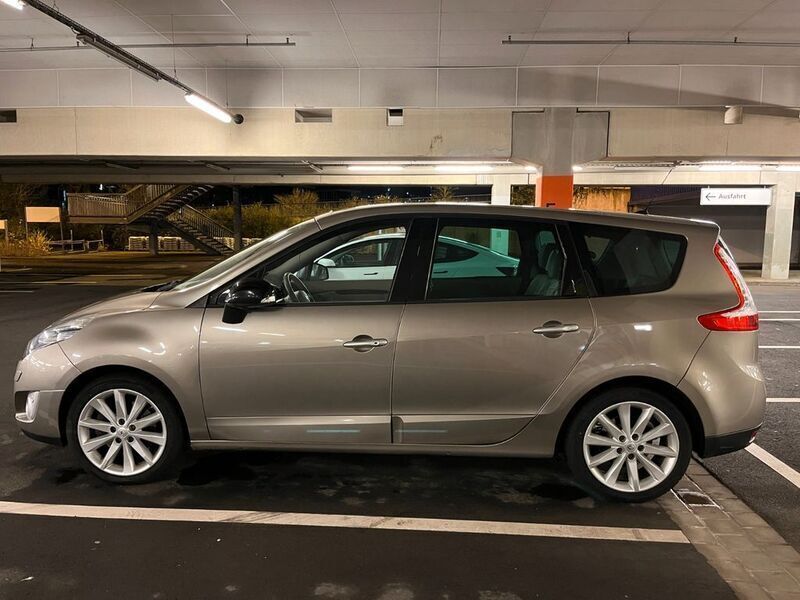 Beige Gebraucht 2011 Renault Grand Scénic III Dynamique Van / Kleinbus | 5.000 € (Etwas zu teuer) - Bild 1/4