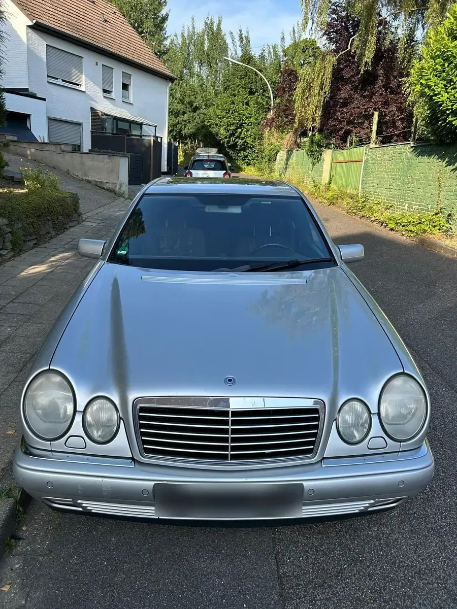 Gebraucht Mercedes E240 170 PS (125 kW) 1998 Silber Limousine