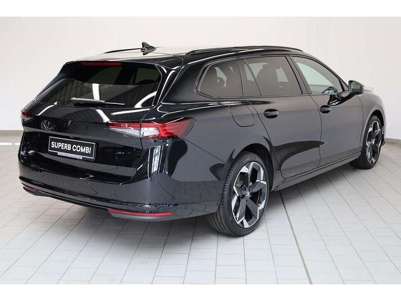 Neu Skoda Superb SportLine 204 PS (150 kW) 2025 Onyxschwarzmetallic Kombi