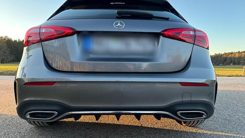Grau Gebraucht 2019 Mercedes A200 AMG line Limousine | 22.400 € (Fairer Preis) - Bild 1/4