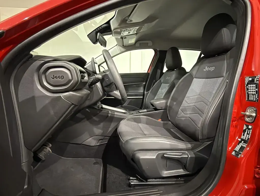 Gebraucht Jeep Avenger EV Altitude 114 kW (156 PS) 2023 Rot SUV