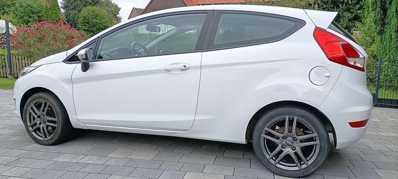 Weiß Gebraucht 2016 Ford Fiesta Trend Kleinwagen | 3.850 € (Superpreis) - Bild 1/4