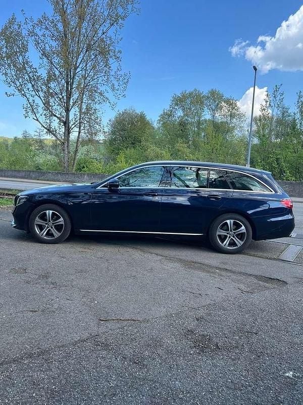 Gebraucht Mercedes E220 194 PS (142 kW) 2019 Cavansitblau  metalliclack Kombi