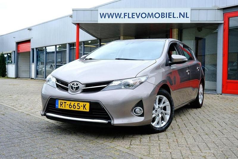 Braun Gebraucht 2013 Toyota Auris Limousine | 9.800 € (Fairer Preis) - Bild 1/4