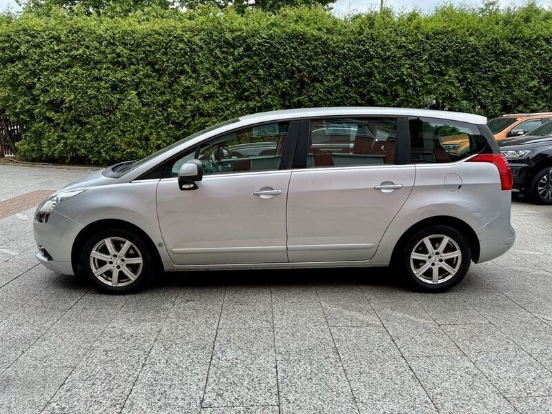Silber Gebraucht 2012 Peugeot 5008 Active Van / Kleinbus | 3.980 € (Fairer Preis) - Bild 1/4