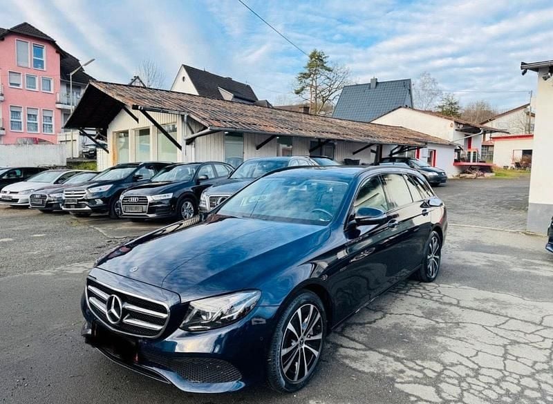 Gebraucht Mercedes E300 306 PS (225 kW) 2019 Blau Kombi