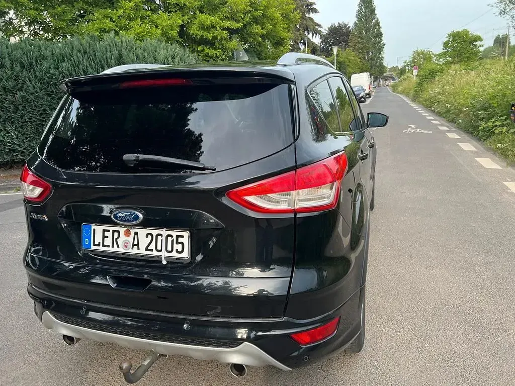 Gebraucht Ford Kuga Individual 163 PS (119 kW) 2014 Schwarz SUV