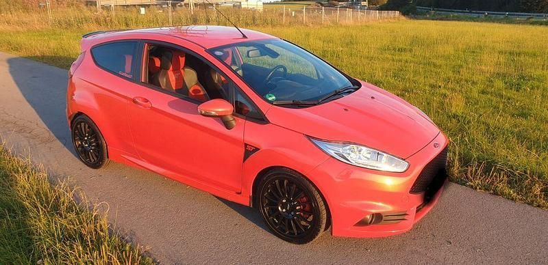 Rot Gebraucht 2014 Ford Fiesta ST Kleinwagen | 11.500 € (Etwas zu teuer) - Bild 1/4