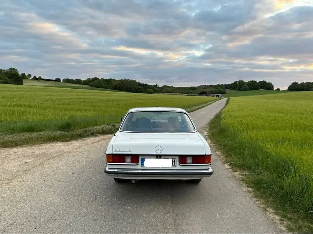 Gebraucht Mercedes 230 136 PS (100 kW) 1982 Weiß Coupé