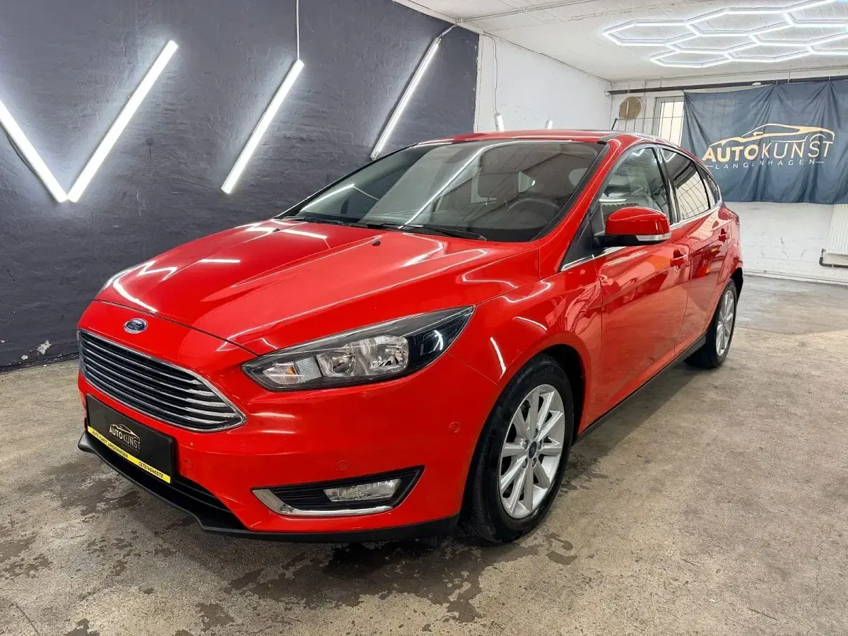 Gebraucht Ford Focus Titanium 125 PS (91 kW) 2018 Rot Limousine