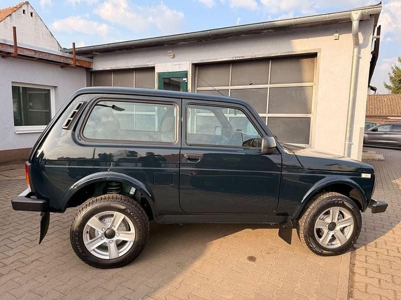 Neu Lada niva 83 PS (61 kW) 2026 Grün SUV
