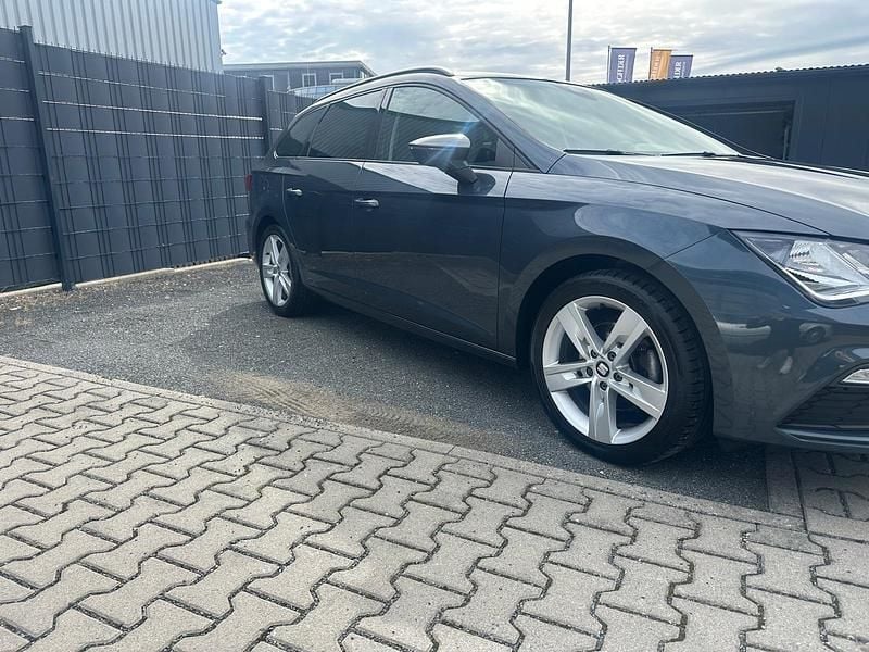 Grau Gebraucht 2020 Seat Leon ST Kombi | 14.500 € (Fairer Preis) - Bild 1/4