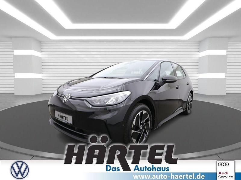 Grenadillschwarz (black), metallic Gebraucht 2024 VW ID.3 Pro Kleinwagen | 32.200 € (Fairer Preis) - Bild 1/4