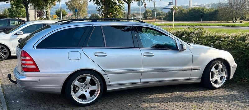Silber Gebraucht 2003 Mercedes C220 Kombi | 2.299 € - Bild 1/4