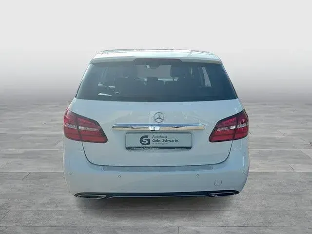 Gebraucht Mercedes B200 Urban 136 PS (100 kW) 2018 Weiß Kleinwagen