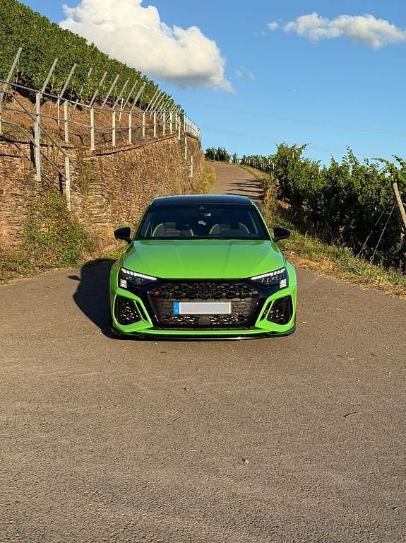 Grün Gebraucht 2023 Audi RS3 Ambiente Kleinwagen | 54.399 € (Guter Preis) - Bild 1/4