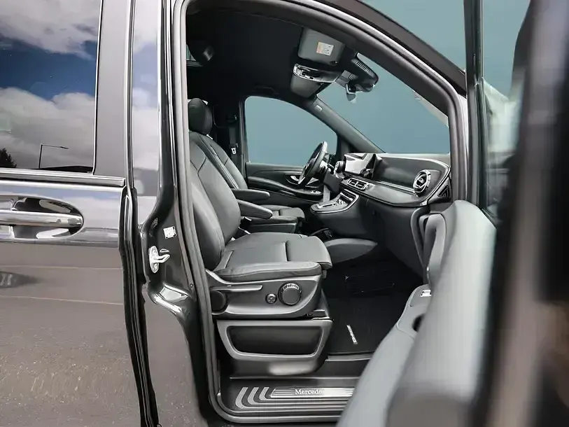 Gebraucht Mercedes V300 237 PS (174 kW) 2025 Grau Van / Kleinbus