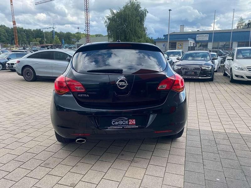 Gebraucht Opel Astra Edition 120 PS (88 kW) 2012 Graphitschwarz/carbon Kleinwagen