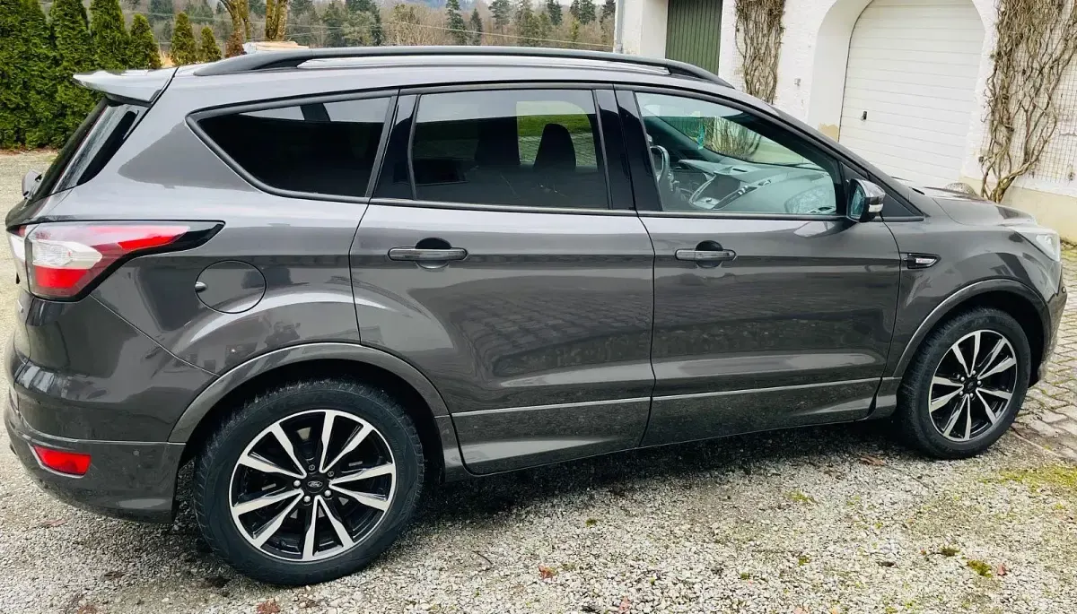 Usata Ford Kuga ST-Line 150 CV (110 kW) 2018 Grigio SUV