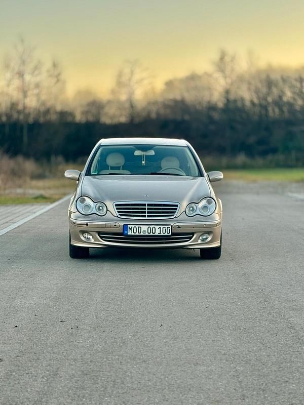 Gebraucht Mercedes C320 218 PS (160 kW) 2005 Gold Limousine