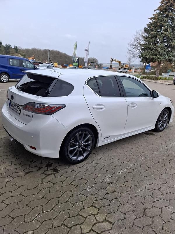 Weiß Gebraucht 2013 Lexus CT200h Sport Line Kleinwagen | 10.900 € (Fairer Preis) - Bild 1/4