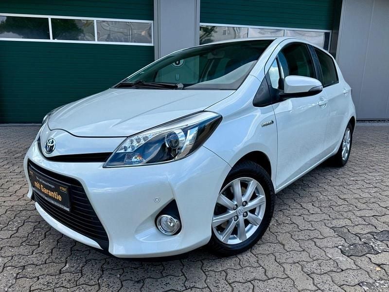 Weiß Gebraucht 2014 Toyota Yaris Hybrid Life Kleinwagen | 10.990 € (Etwas zu teuer) - Bild 1/4