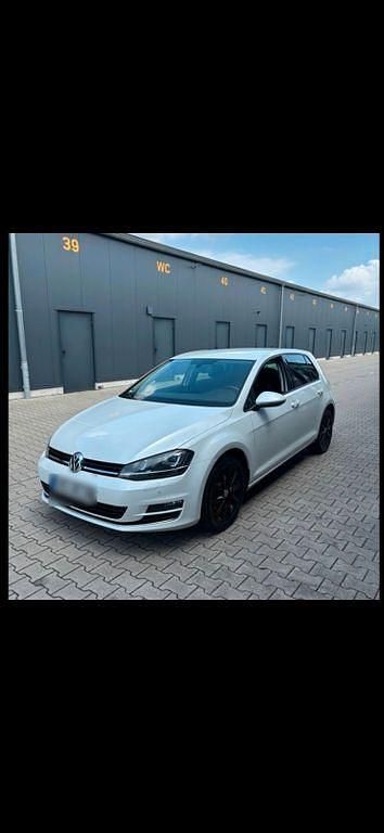 Weiß Gebraucht 2016 VW Golf VII Comfortline Limousine | 8.700 € (Guter Preis) - Bild 1/4