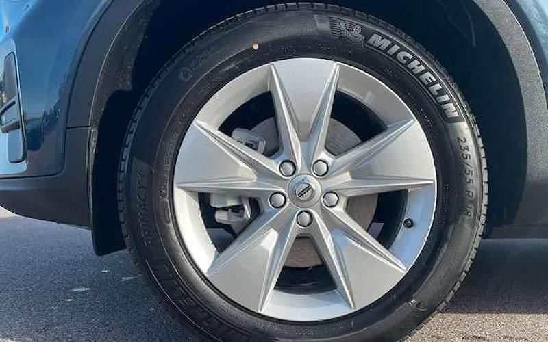 Neu Volvo XC40 Core 163 PS (119 kW) 2025 Blau SUV