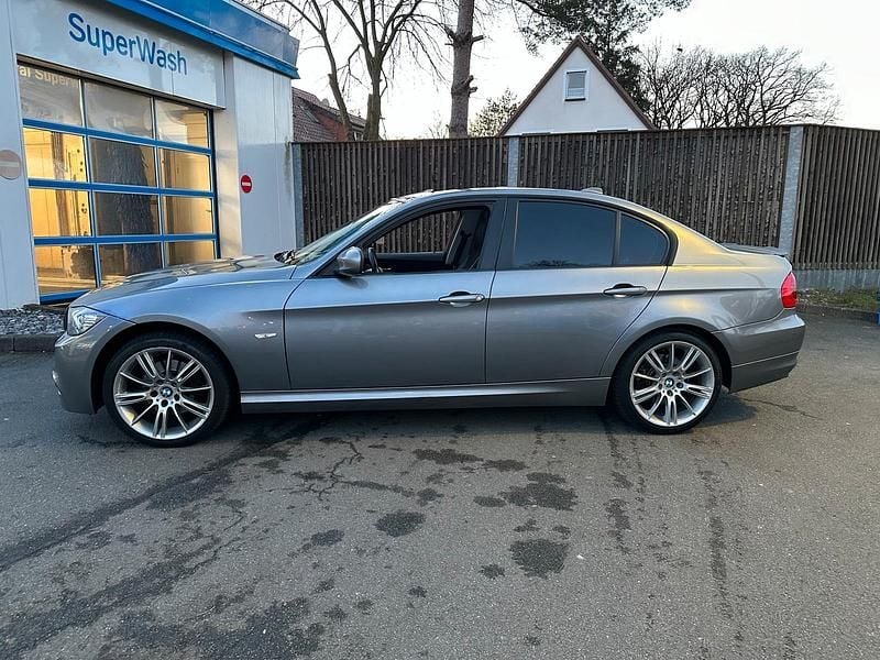 Gebraucht BMW 320 184 PS (135 kW) 2011 Grau Limousine