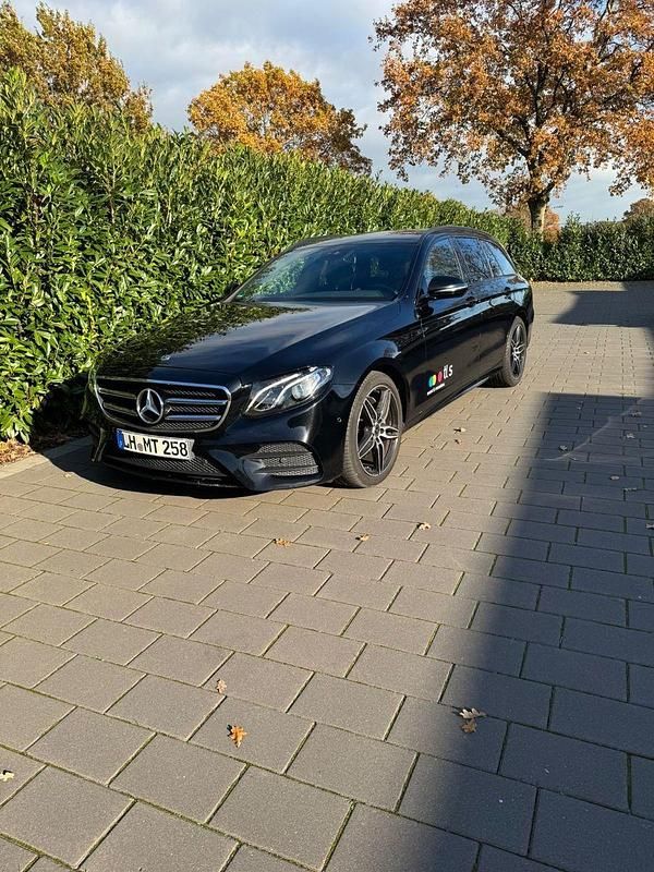 Schwarz Gebraucht 2019 Mercedes E300 AMG Kombi | 23.200 € (Superpreis) - Bild 1/4