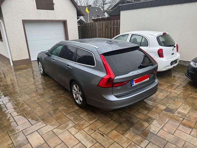 Grau Gebraucht 2017 Volvo V90 Momentum Kombi | 11.999 € (Etwas zu teuer) - Bild 1/4