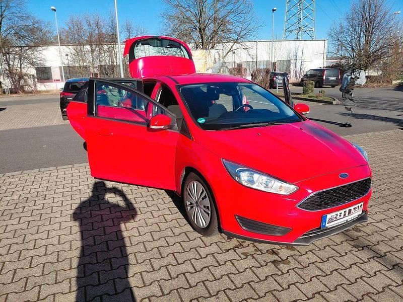 Gebraucht Ford Focus Ambiente 101 PS (74 kW) 2016 Rot Limousine
