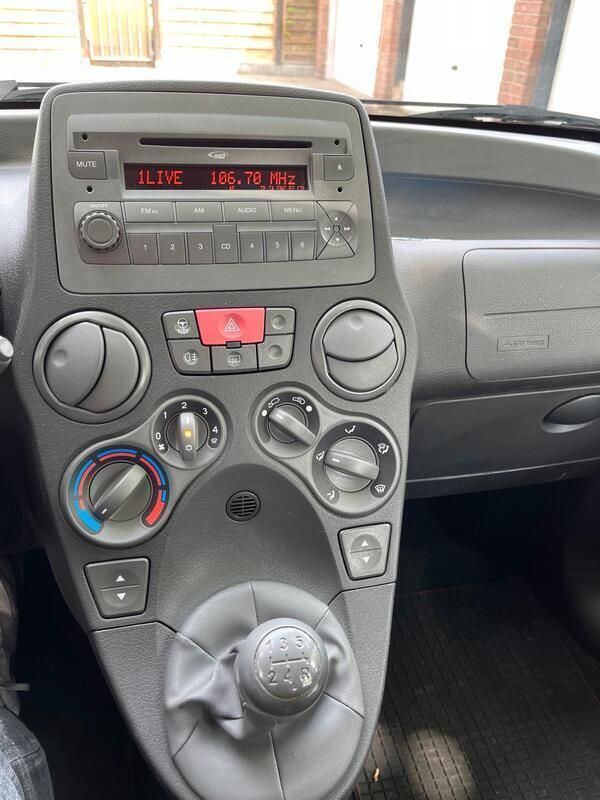 Schwarz Gebraucht 2011 Fiat Panda Kleinwagen | 2.900 € (Fairer Preis) - Bild 1/4