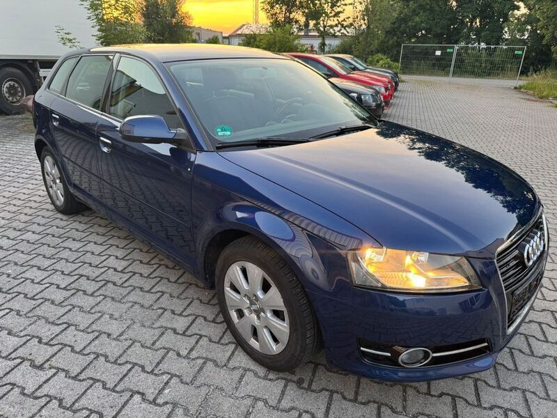 Blau Gebraucht 2012 Audi A3 Sportback Attraction Limousine | 5.700 € (Superpreis) - Bild 1/4