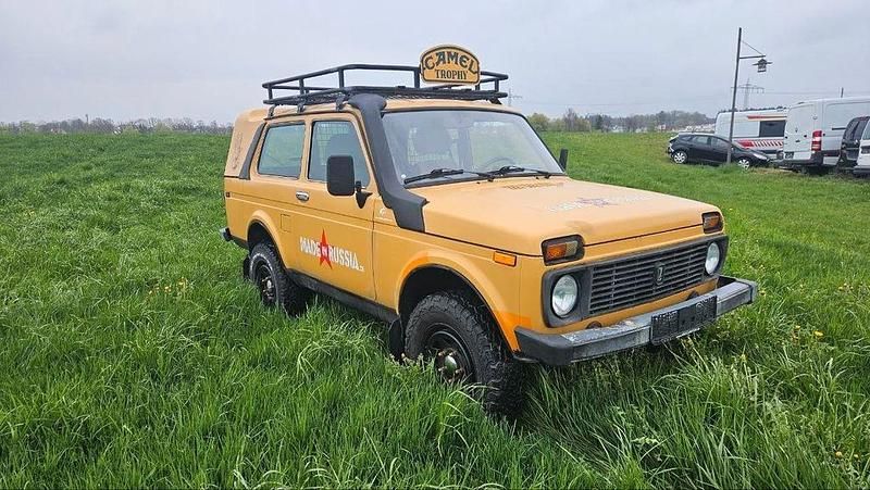 Second-hand Lada niva 82 CP (60 kW) 2007 Galben SUV