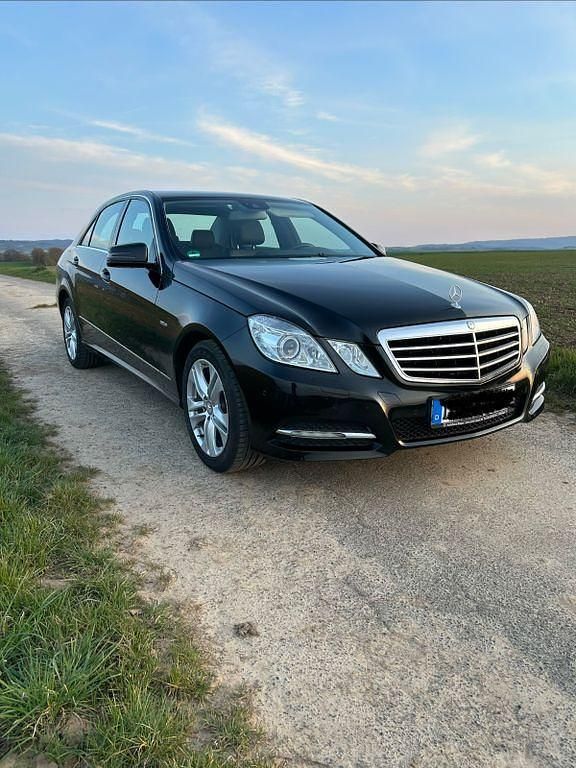 Gebraucht Mercedes E200 Avantgarde 184 PS (135 kW) 2011 Schwarz Limousine