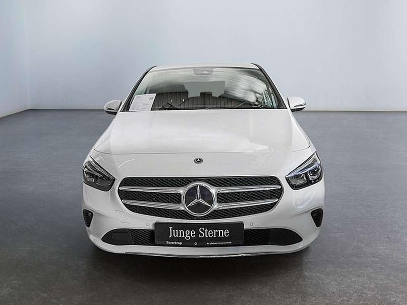 Gebraucht Mercedes E250 160 PS (117 kW) 2022 Unilack polarweiß Limousine