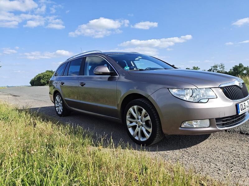Andere außenfarben Gebraucht 2013 Skoda Superb Kombi | 5.300 € (Superpreis) - Bild 1/4