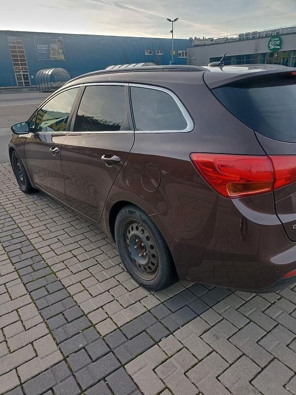 Gebraucht Kia Ceed Vision 128 PS (94 kW) 2014 Braun Kleinwagen
