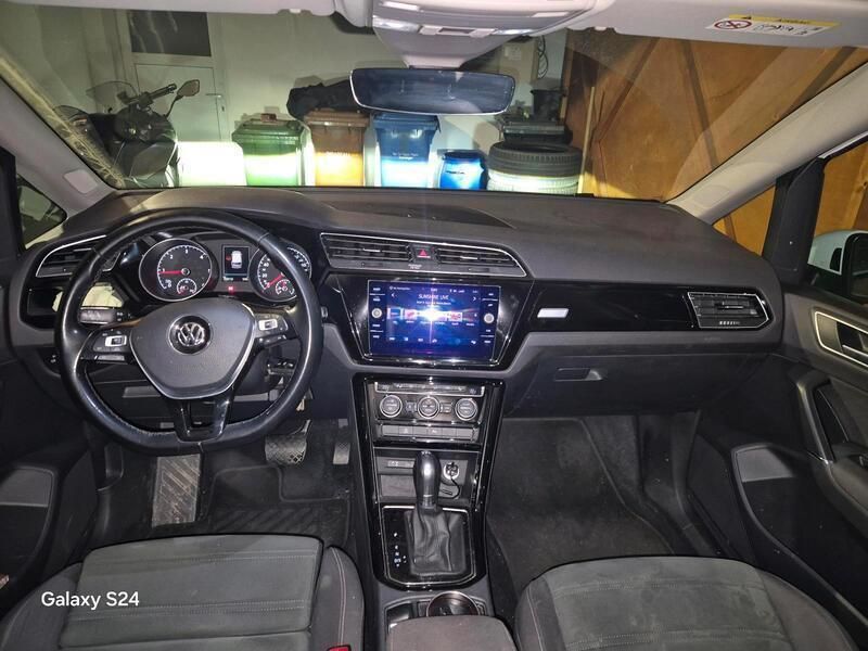 Weiß Gebraucht 2017 VW Touran Van / Kleinbus | 15.980 € (Fairer Preis) - Bild 1/4