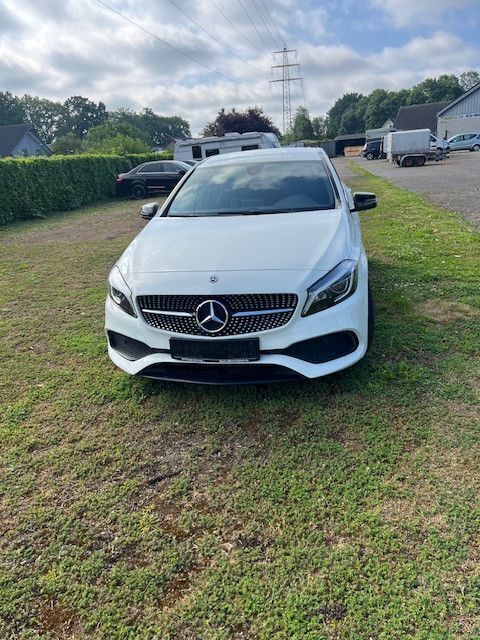 Weiß Gebraucht 2017 Mercedes A180 Sportline Limousine | 15.850 € (Fairer Preis) - Bild 1/4