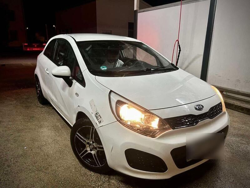 Andere außenfarben Gebraucht 2012 Kia Rio 2 | 1.500 € - Bild 1/4