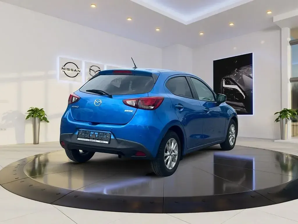 Używany Mazda 2 Exclusive-Line 90 KM (66 kW) 2015 Niebieski Sedan/Limuzyna