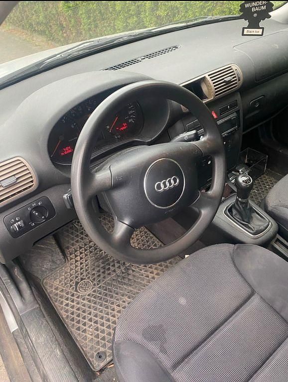 Silber Gebraucht 2003 Audi A3 Ambiente Limousine | 1.100 € (Superpreis) - Bild 1/4