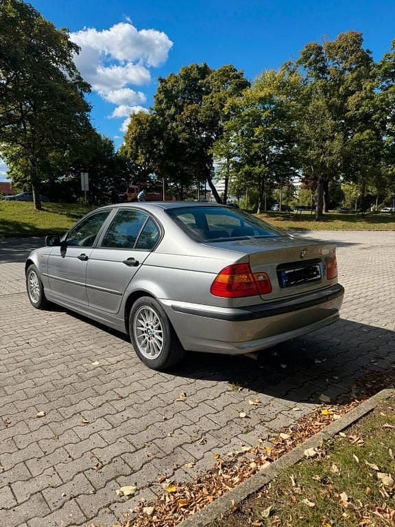 Schwarz Gebraucht 2004 BMW 318 Limousine | 1.900 € (Superpreis) - Bild 1/4